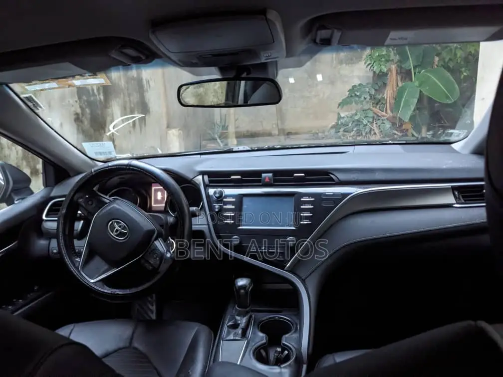 Toyota Camry SE FWD (2.5L 4cyl 8AM) 2018 Black