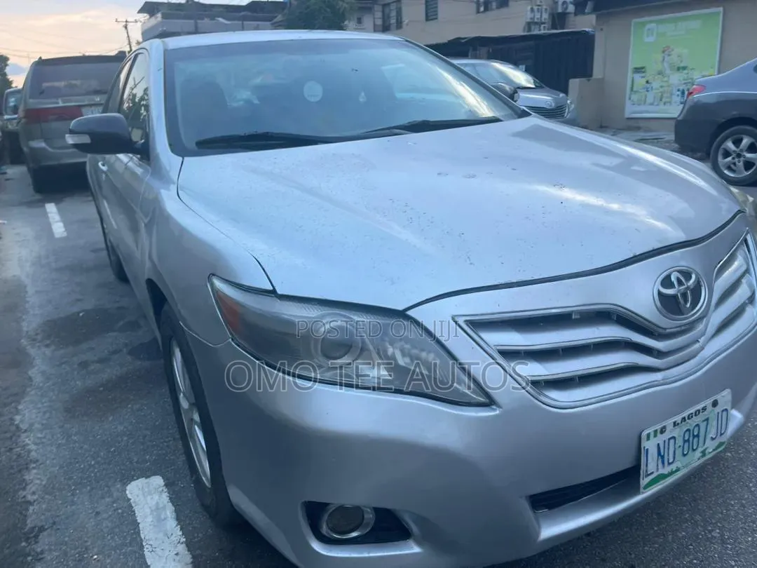 Toyota Camry LE 4dr Sedan (2.5L 4cyl 6AM) 2010 Silver