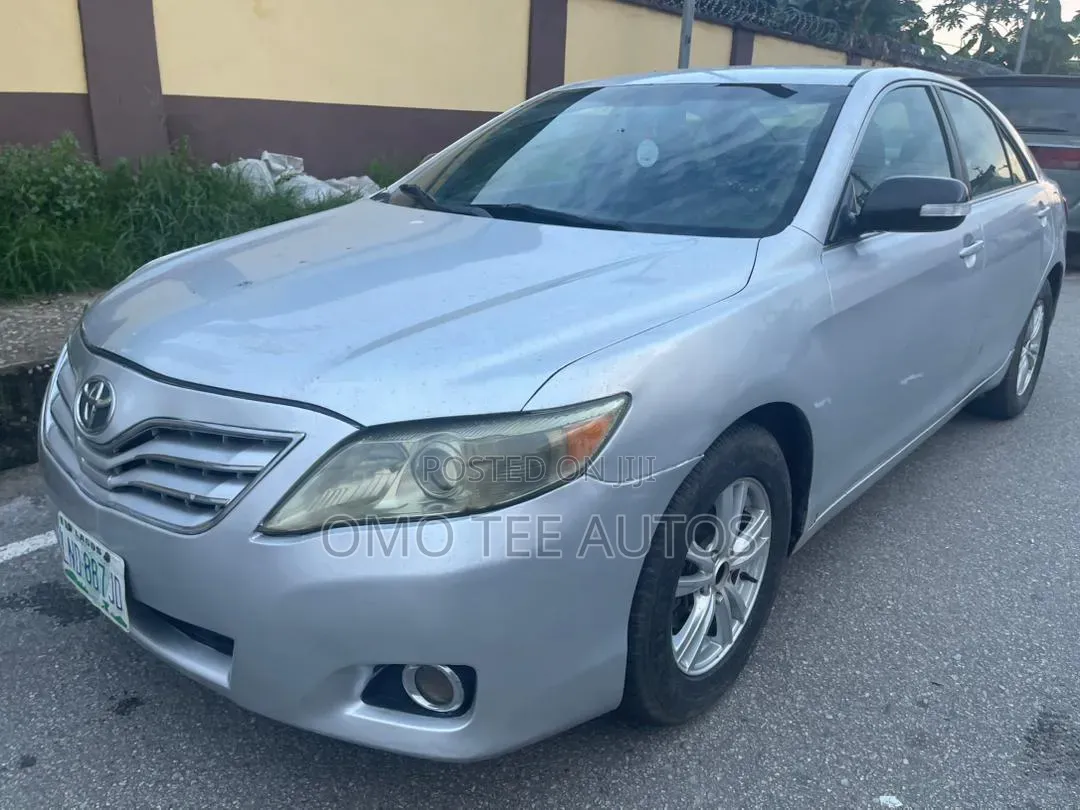 Toyota Camry LE 4dr Sedan (2.5L 4cyl 6AM) 2010 Silver
