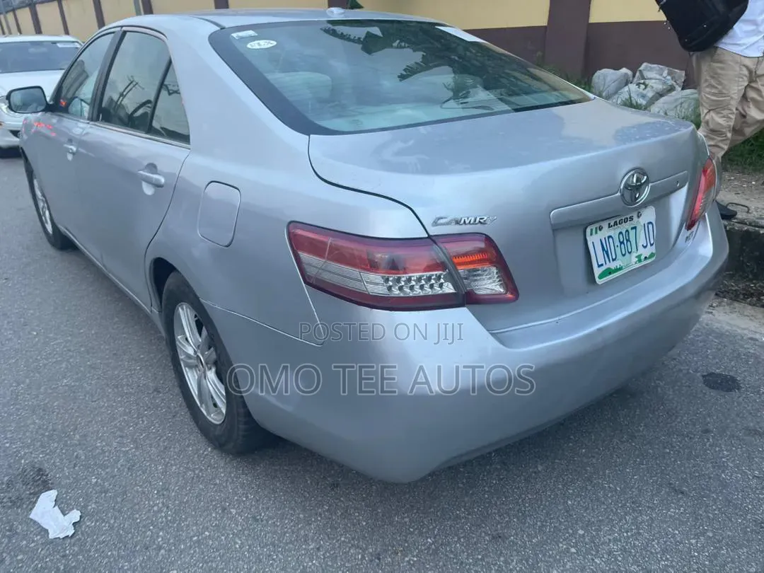 Toyota Camry LE 4dr Sedan (2.5L 4cyl 6AM) 2010 Silver