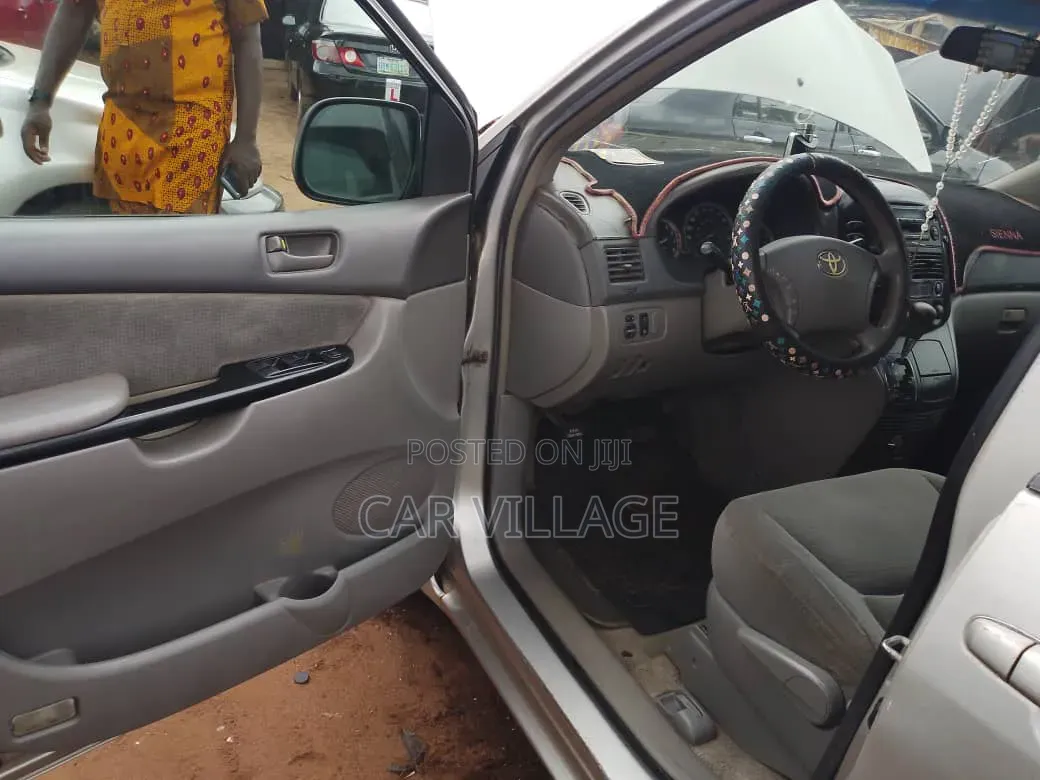 Toyota Sienna 2005 Silver