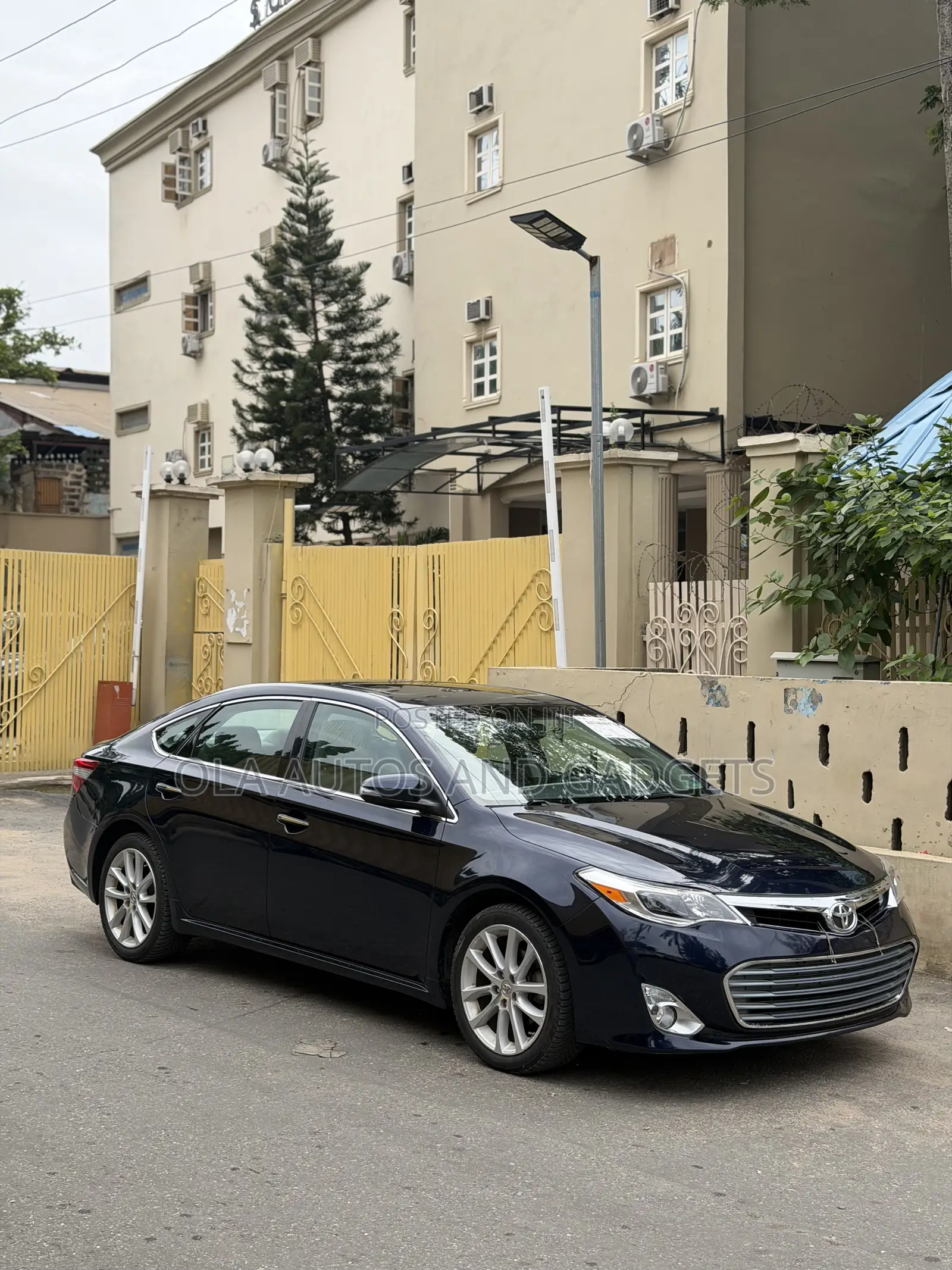 Toyota Avalon XLE Touring Sedan FWD (3.5L 6cyl 6A) 2013 Blue