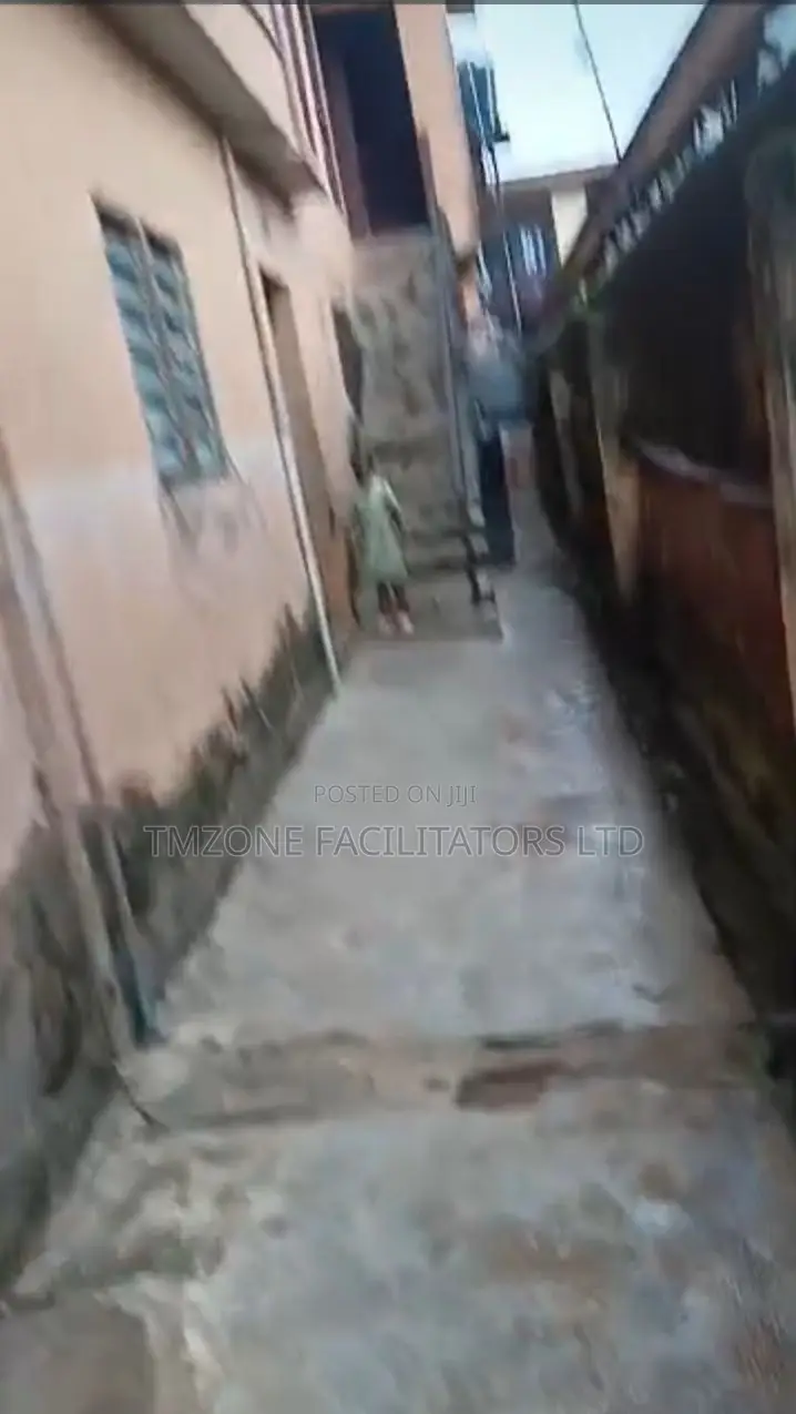 16bdrm House in Ikotun Ijegun Road, Ejigbo / Ejigbo for sale