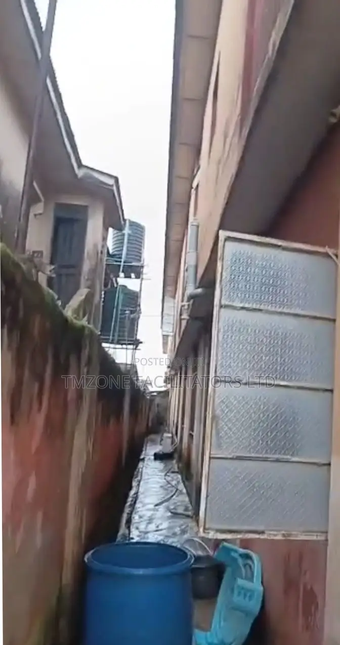 16bdrm House in Ikotun Ijegun Road, Ejigbo / Ejigbo for sale