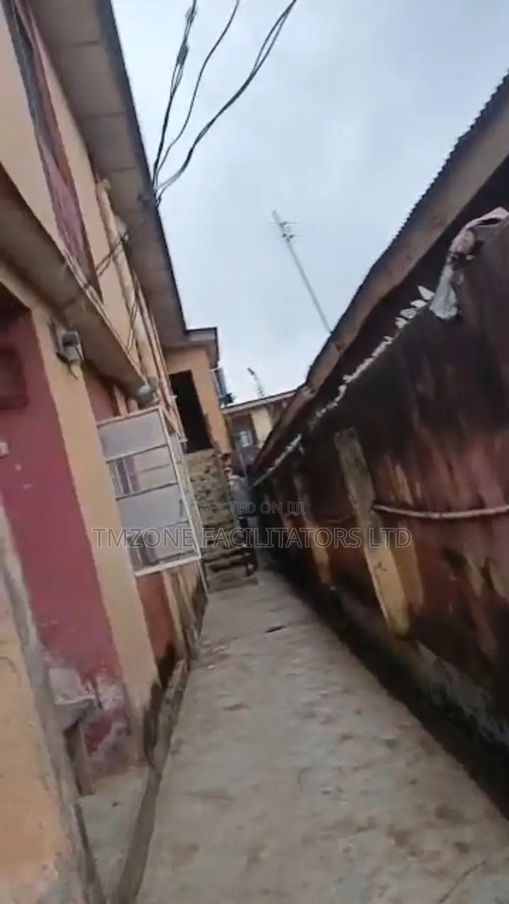 16bdrm House in Ikotun Ijegun Road, Ejigbo / Ejigbo for sale