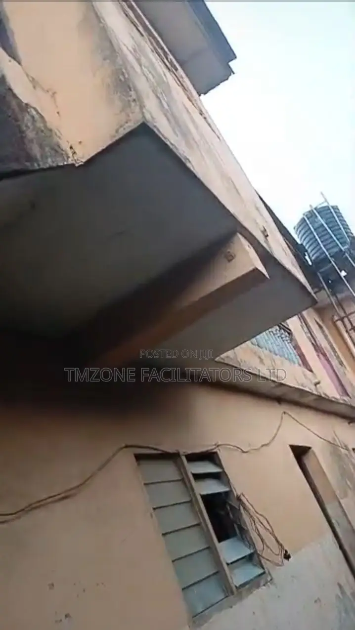 16bdrm House in Ikotun Ijegun Road, Ejigbo / Ejigbo for sale