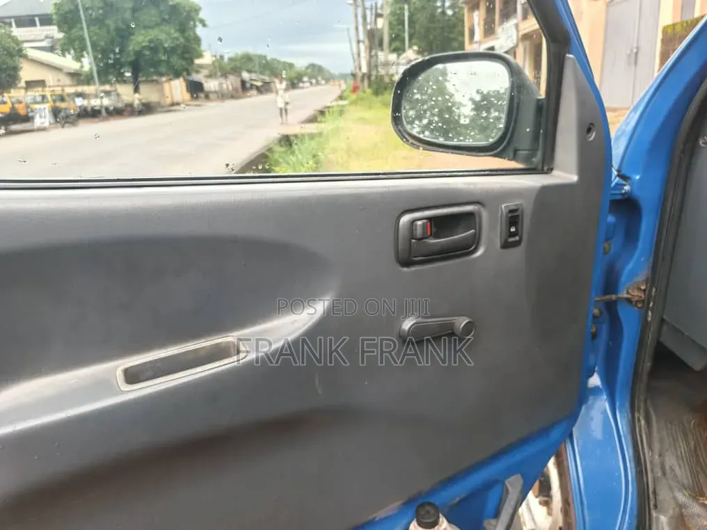 Toyota HiAce 2005 Blue