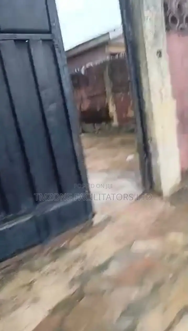 16bdrm House in Ikotun Ijegun Road, Ejigbo / Ejigbo for sale