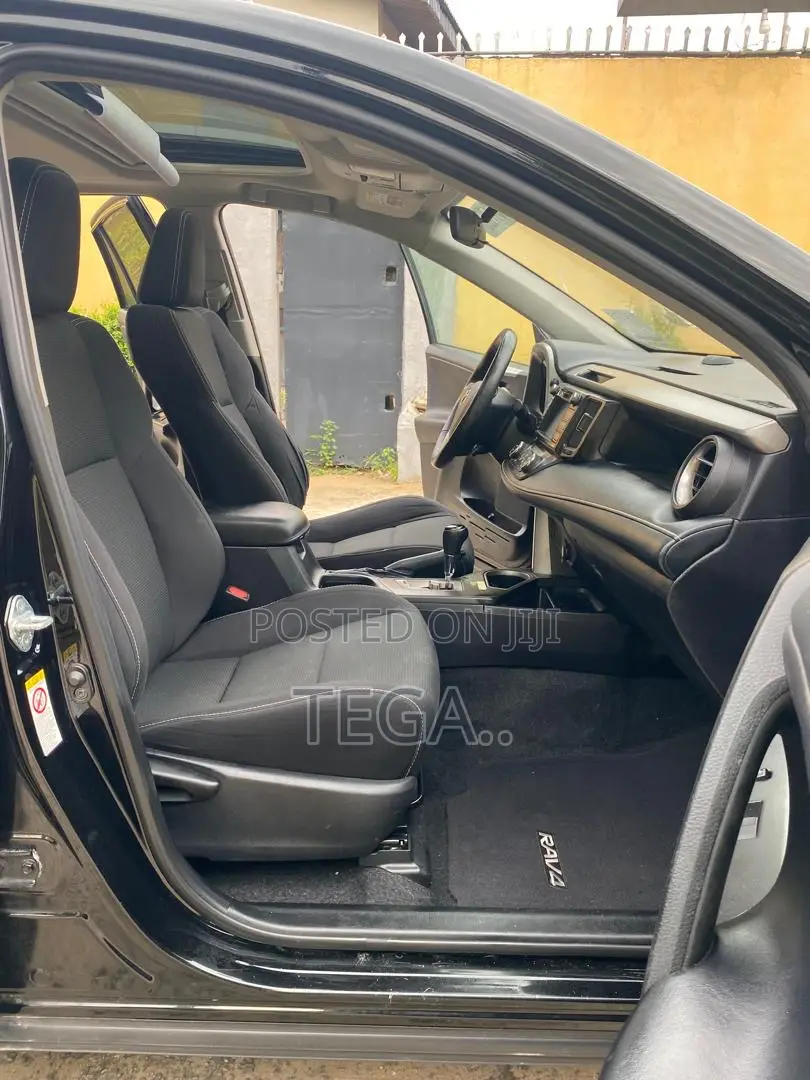 Toyota RAV4 XLE 4dr SUV (2.5L 4cyl 6A) 2018 Black