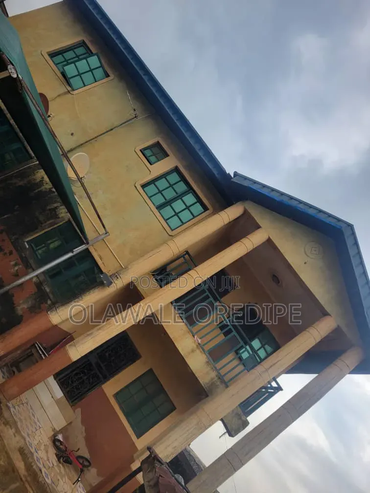 Furnished 6bdrm Duplex in Igbogbo for sale