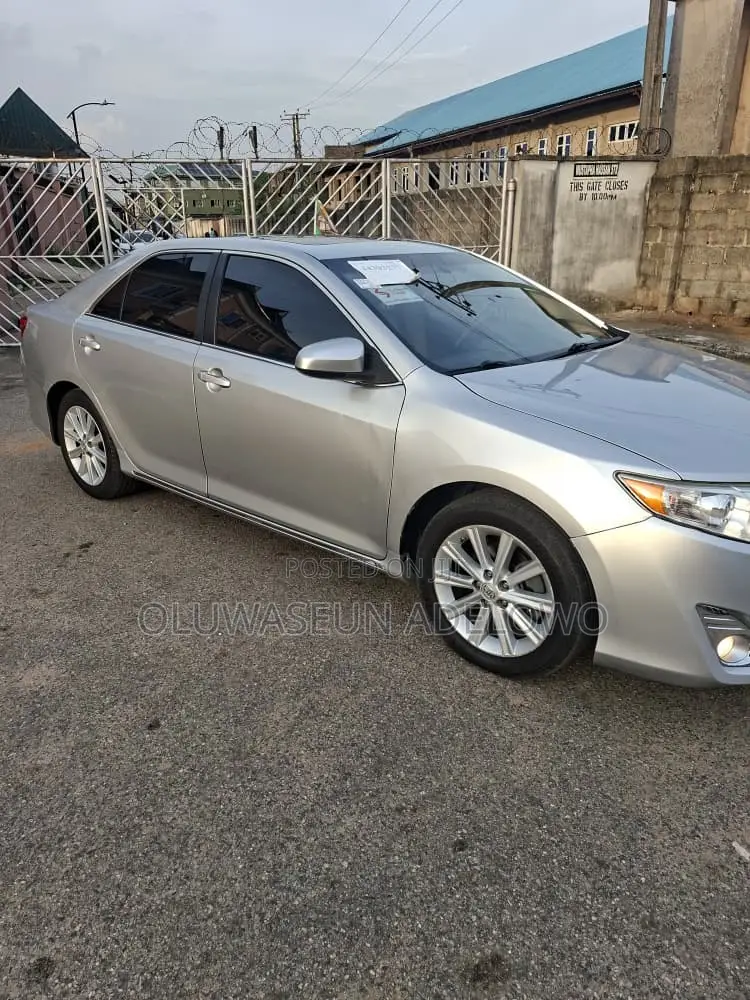 Toyota Camry XLE 4dr Sedan (2.5L 4cyl 6A) 2014 Silver