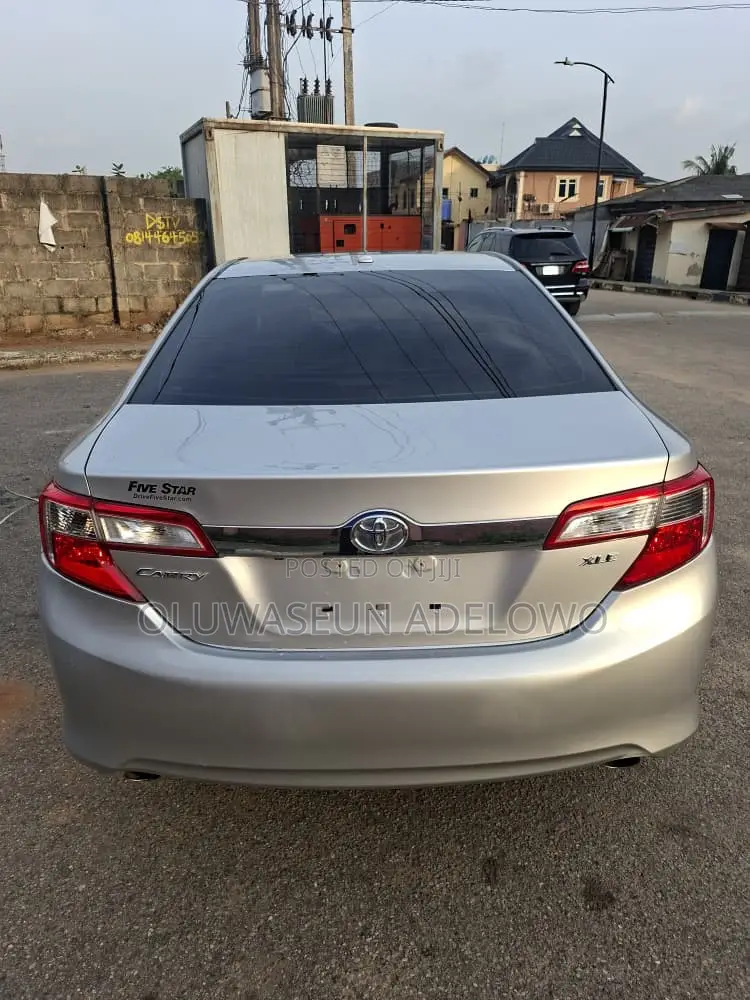 Toyota Camry XLE 4dr Sedan (3.5L 6cyl 6A) 2014 Silver