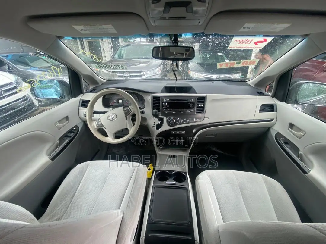 Toyota Sienna LE 7-Passenger 4dr Minivan AWD (3.5L 6cyl 6A) 2014 Gray