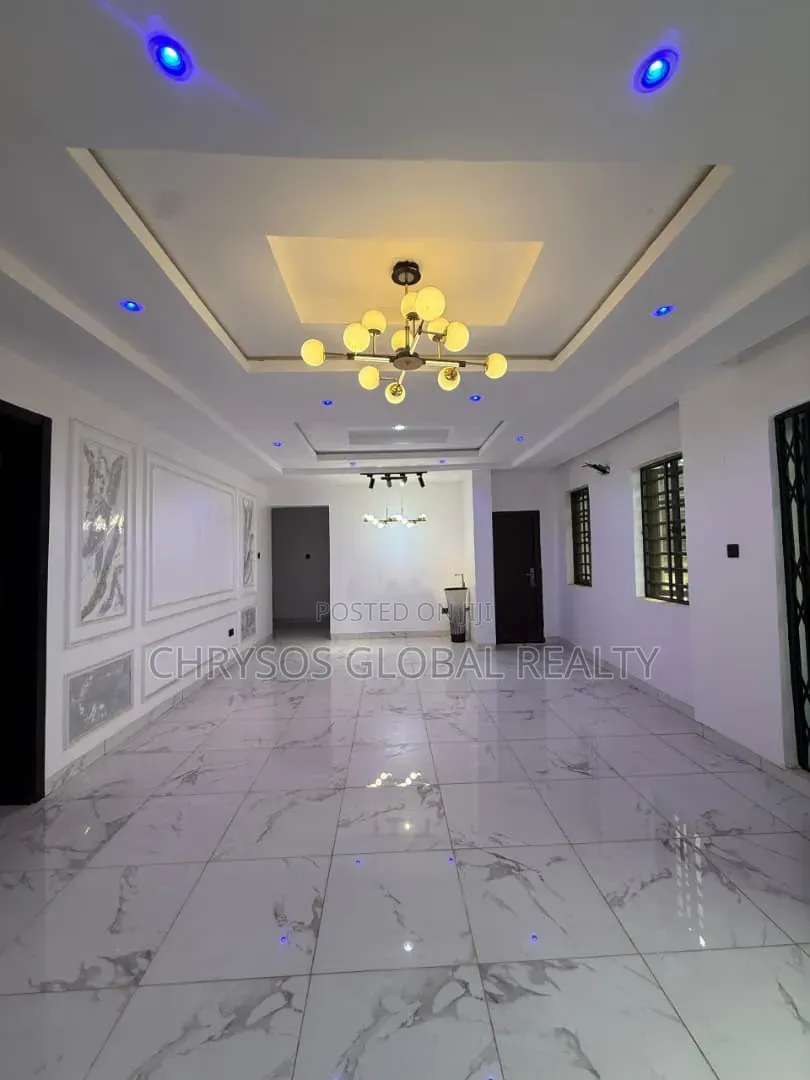 3bdrm Block of Flats in Okebadan Estate, for rent