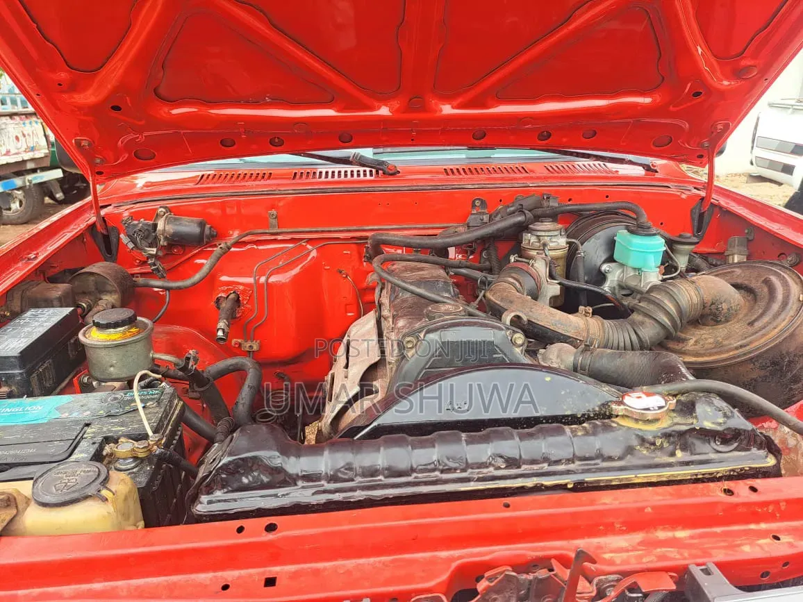 Toyota Hilux 2000 Red