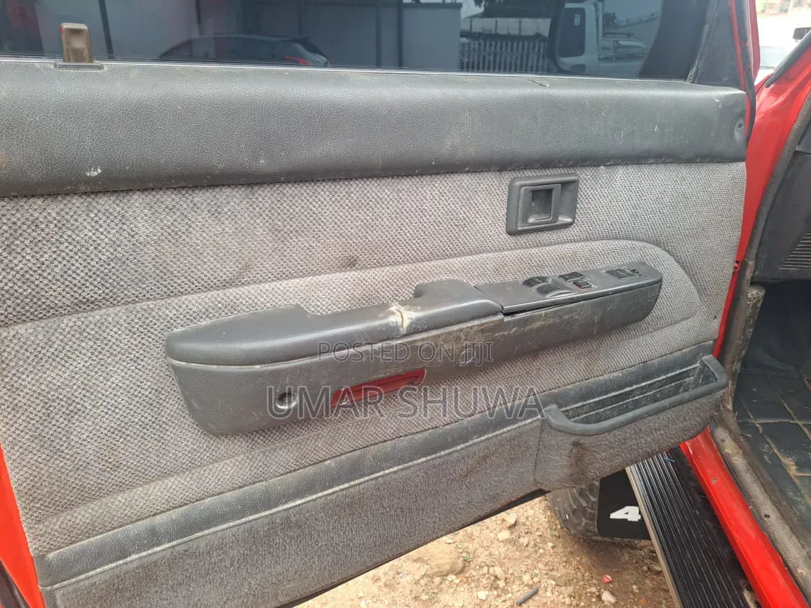 Toyota Hilux 2000 Red