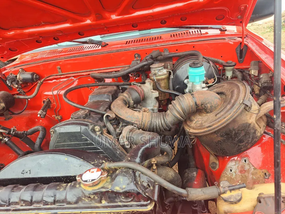 Toyota Hilux 2000 Red