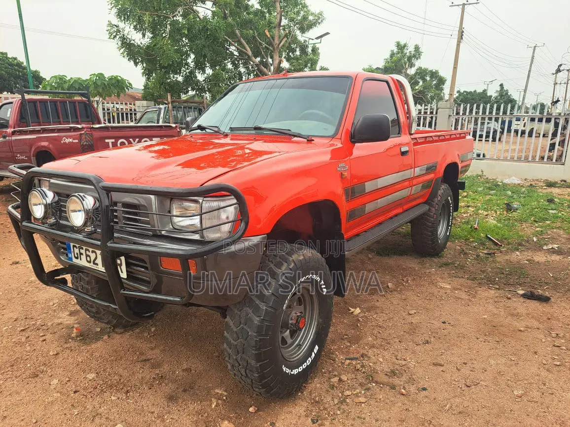 Toyota Hilux 2000 Red