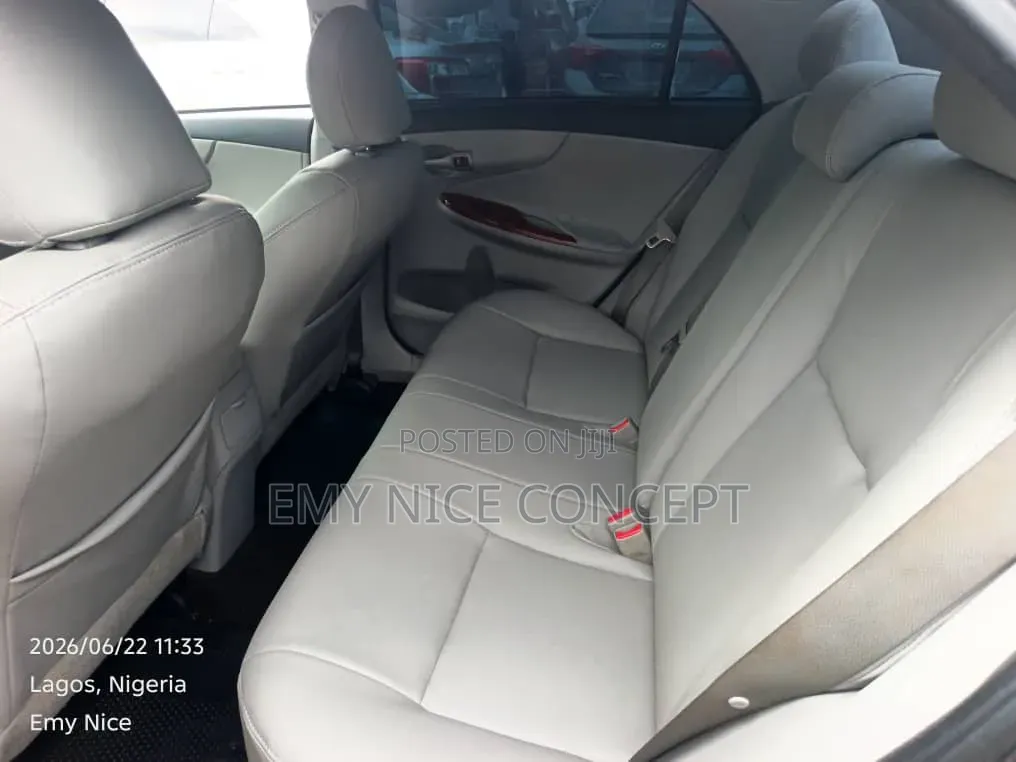 Toyota Corolla LE 4dr Sedan (1.8L 4cyl 4A) 2011 Gray