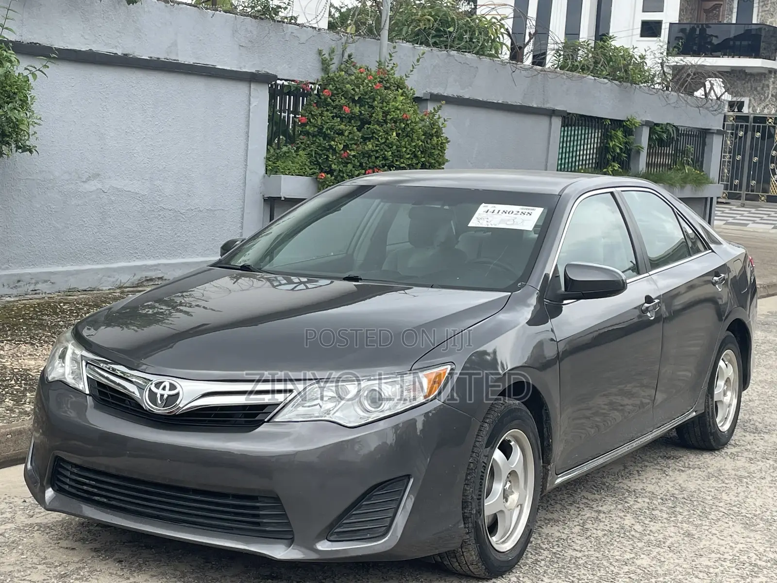 Toyota Camry LE 4dr Sedan (2.5L 4cyl 6A) 2012 Gray