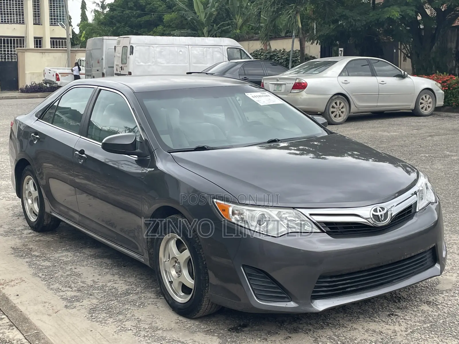 Toyota Camry LE 4dr Sedan (2.5L 4cyl 6A) 2012 Gray