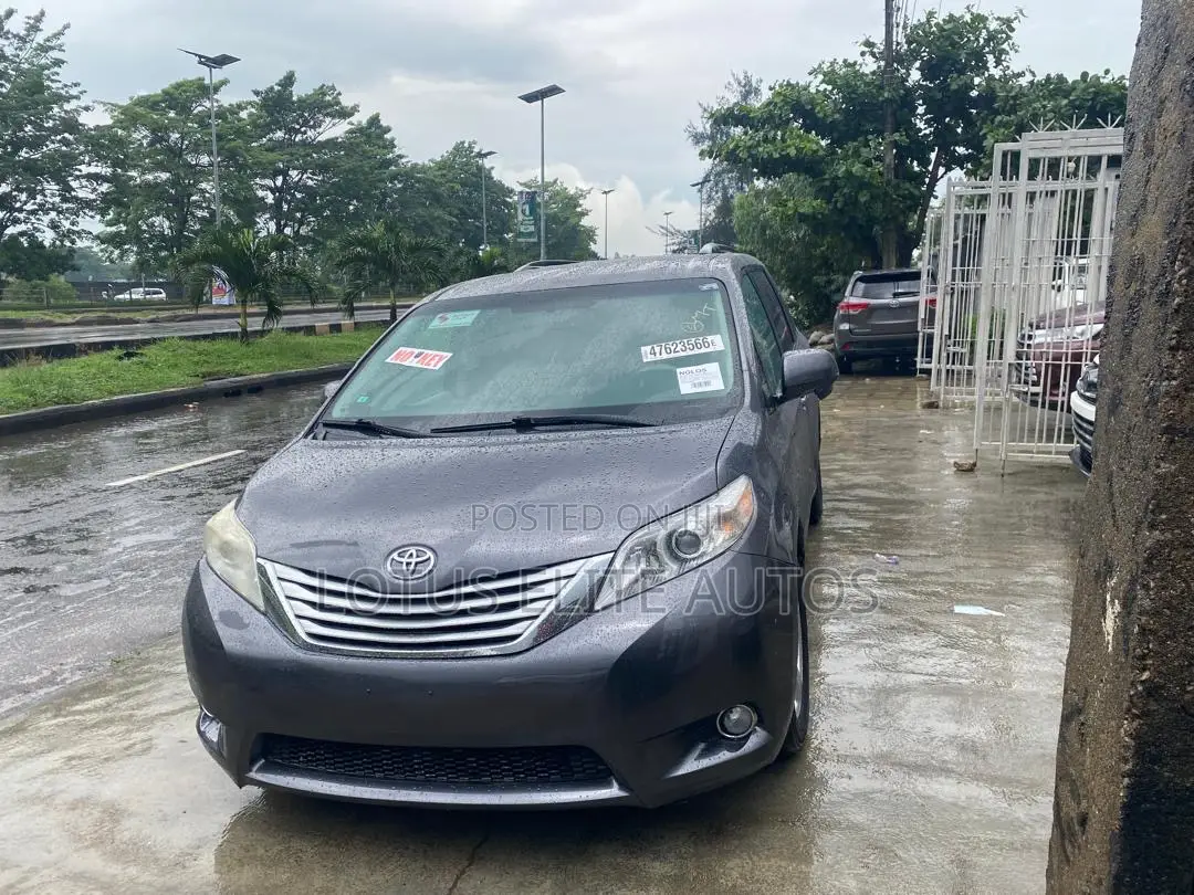 Toyota Sienna LE 8-Passenger 4dr Minivan (3.5L 6cyl 6A) 2014 Gray