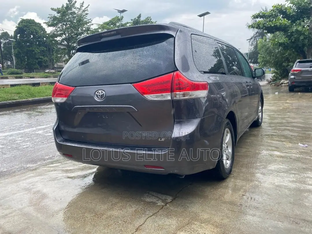 Toyota Sienna LE 8-Passenger 4dr Minivan (3.5L 6cyl 6A) 2014 Gray
