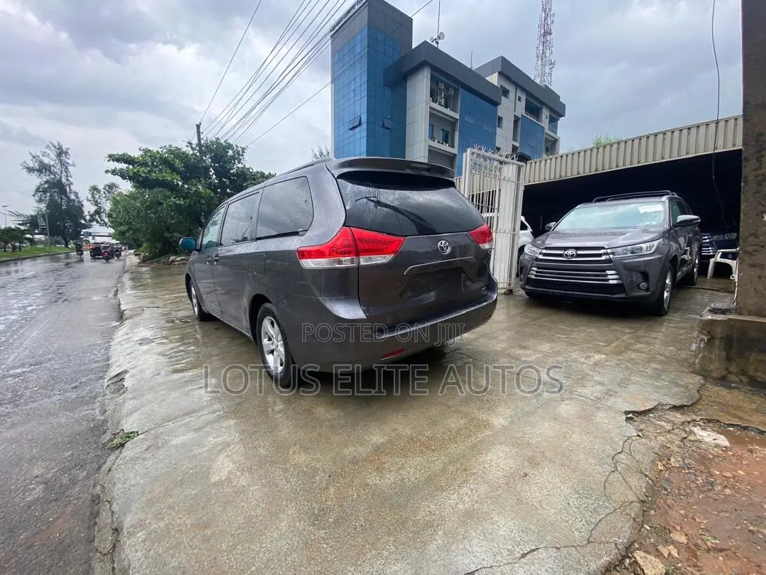 Toyota Sienna LE 8-Passenger 4dr Minivan (3.5L 6cyl 6A) 2014 Gray