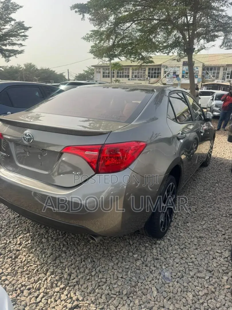 Toyota Corolla SE 4dr Sedan (1.8L 4cyl CVT) 2017 Gray