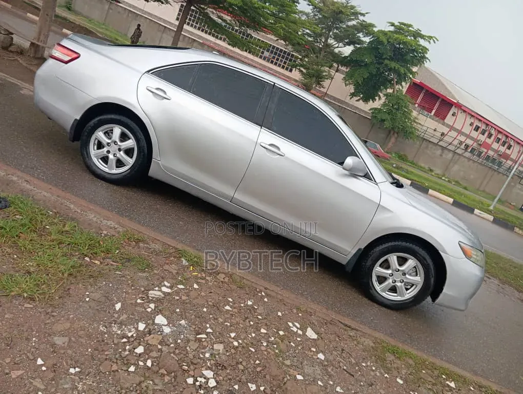 Toyota Camry LE 4dr Sedan (2.5L 4cyl 6AM) 2010 Silver
