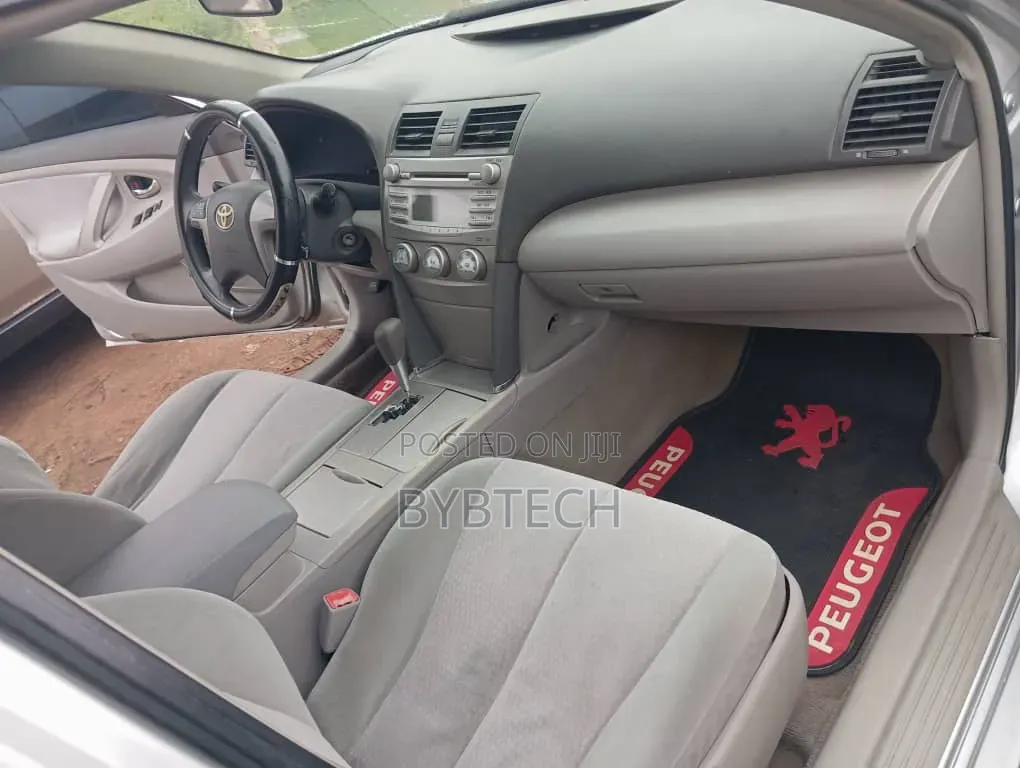 Toyota Camry LE 4dr Sedan (2.5L 4cyl 6AM) 2010 Silver