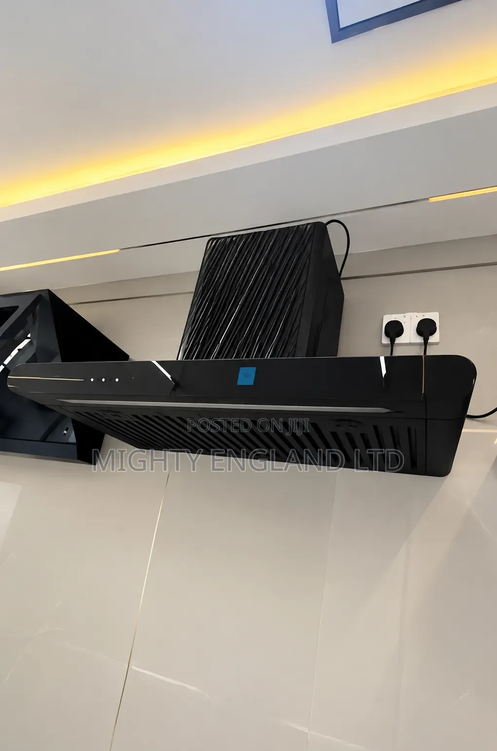Black Seko Kitchen Range Hood With a Modern Glass Design