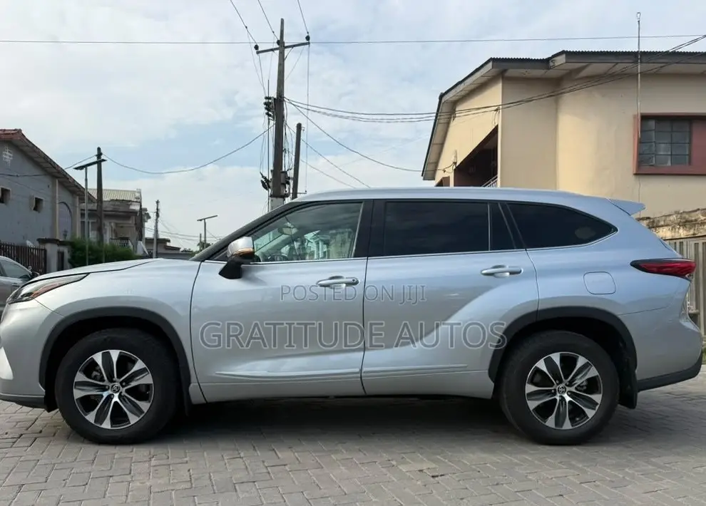 Toyota Highlander XLE 2022 Gray
