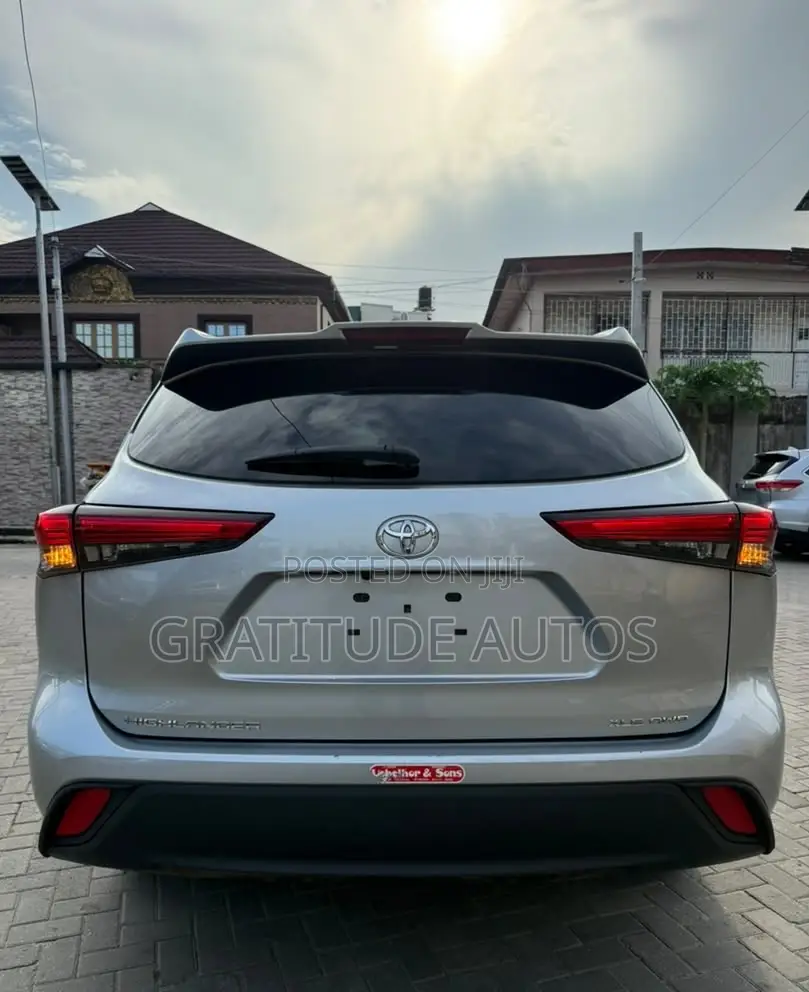 Toyota Highlander XLE 2022 Gray