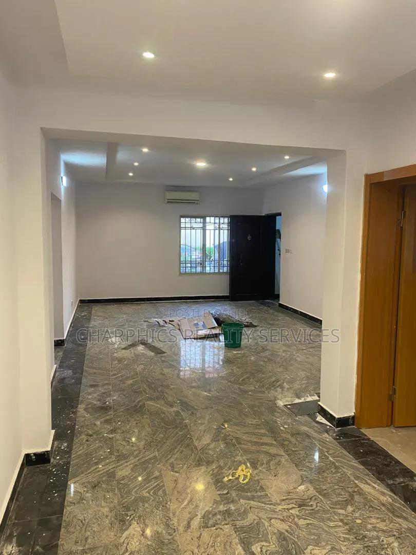 3bdrm Apartment in Lekki Phase 1 for rent