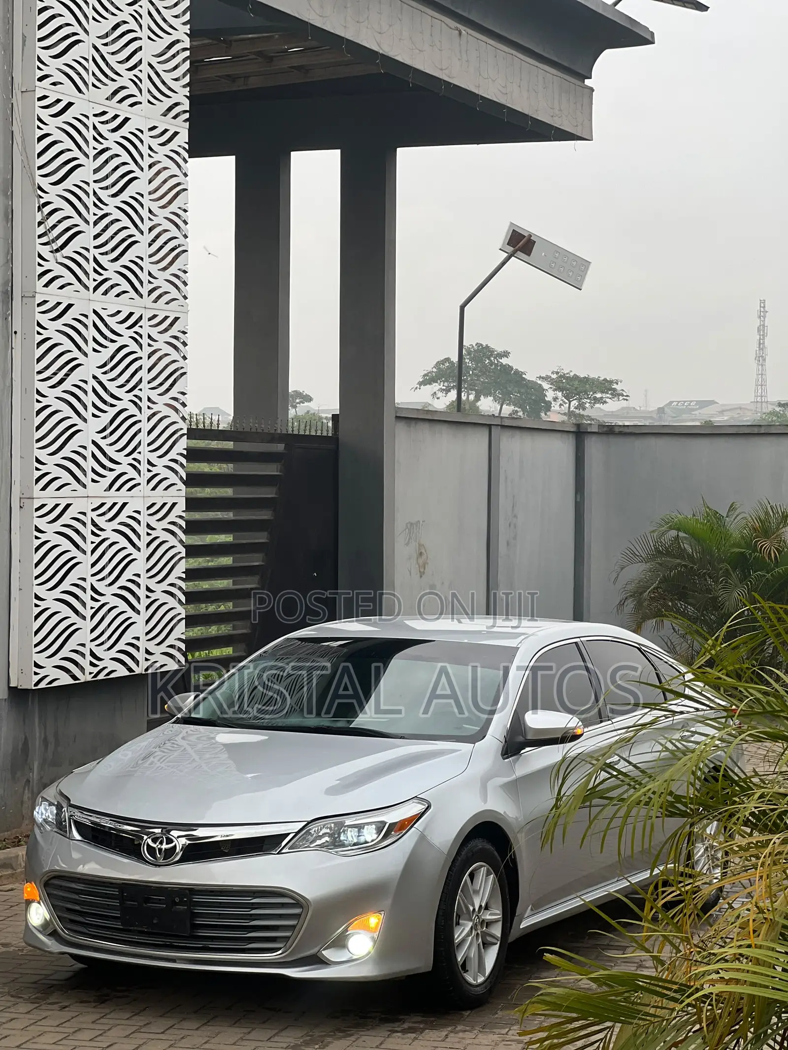 Toyota Avalon XLE Premium Sedan FWD (3.5L 6cyl 6A) 2013 Silver