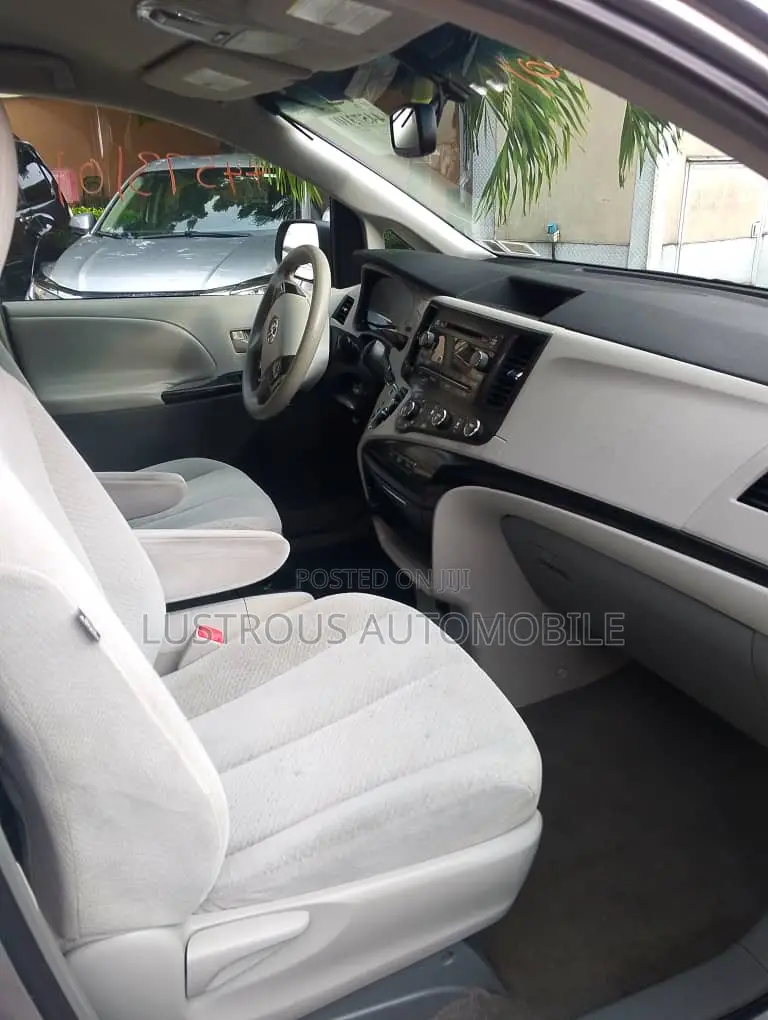 Toyota Sienna LE 7 Passenger 2011 Silver