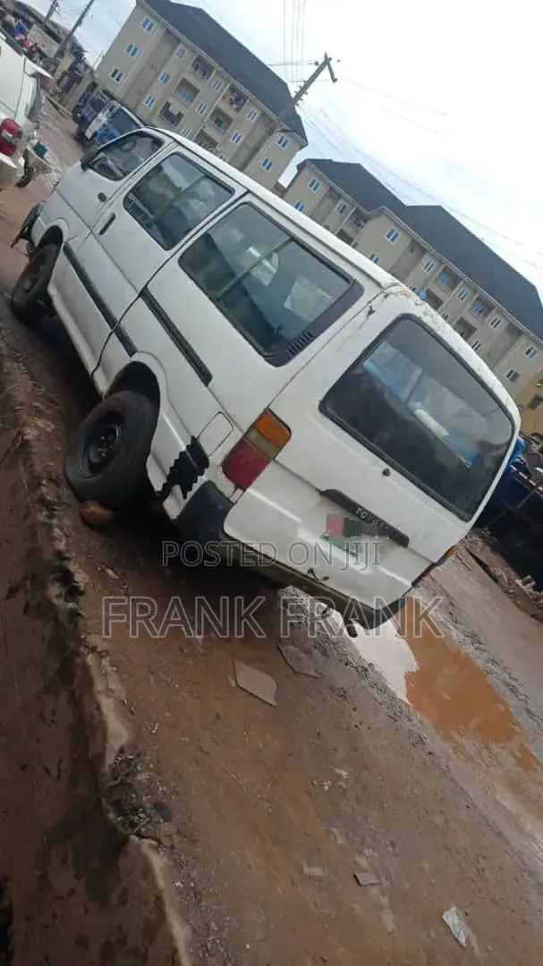 Toyota HiAce 2004 White