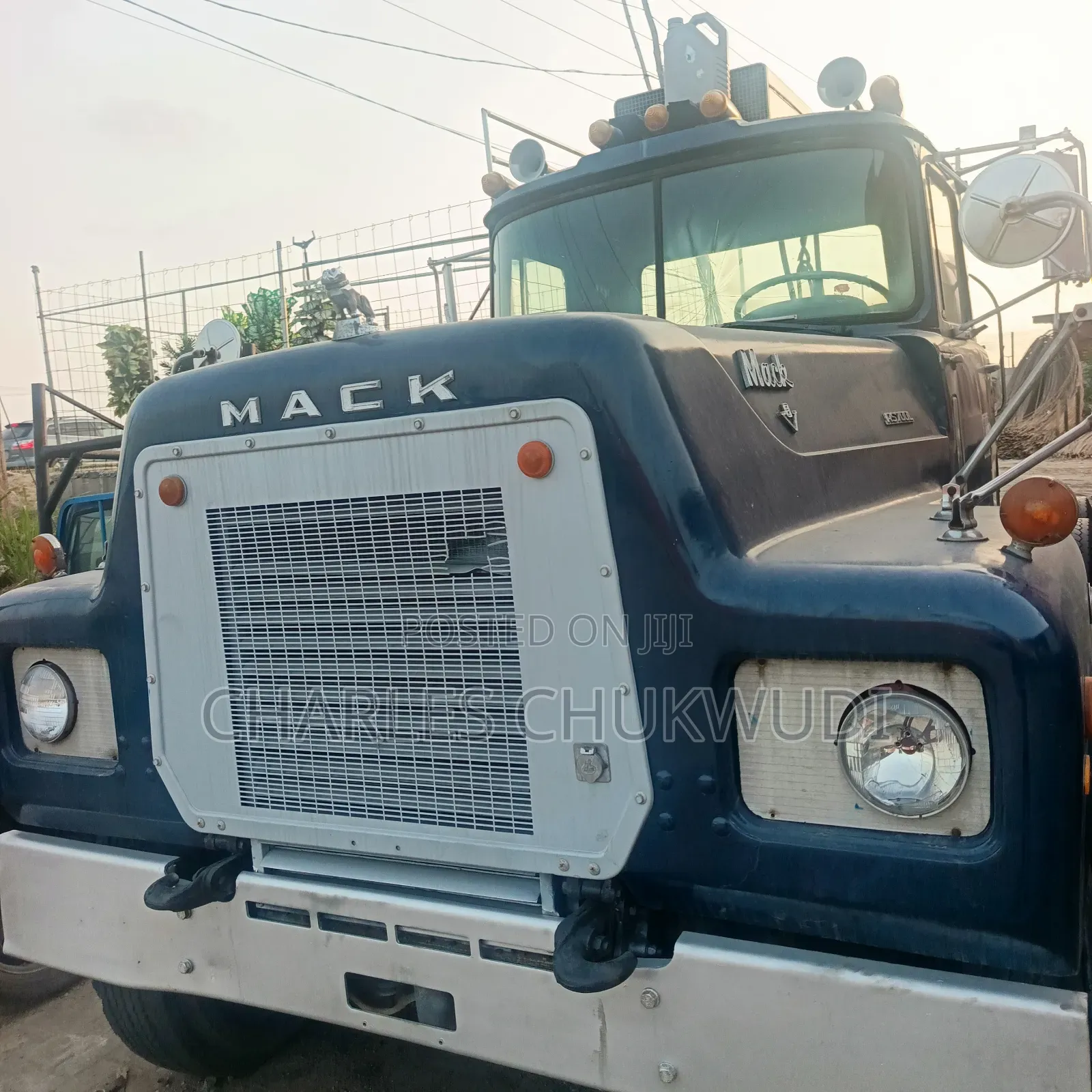 R Model Mack With V8 Engine