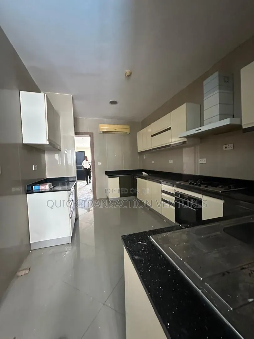 3bdrm Block of Flats in Akin Adesola for sale