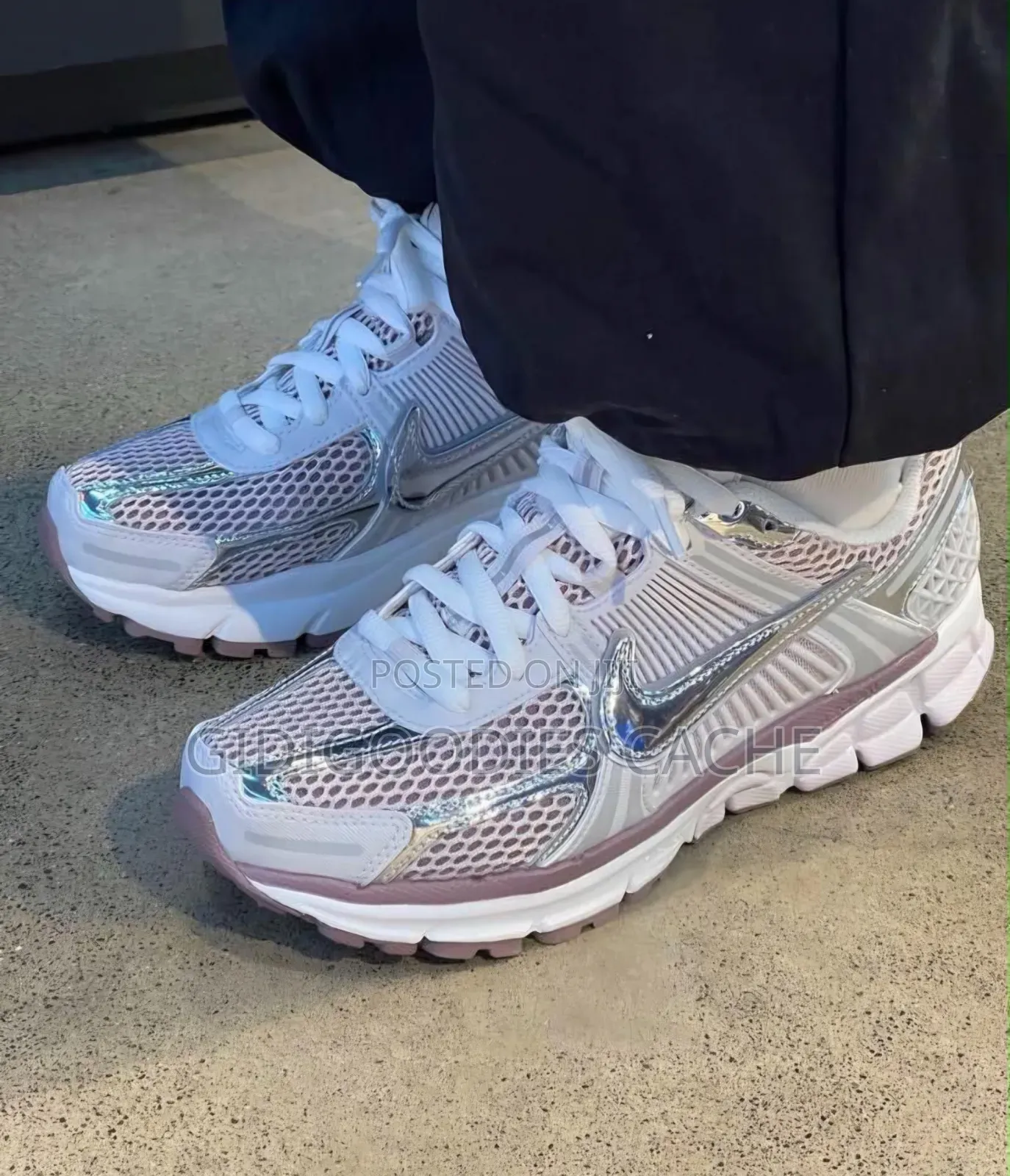 Unisex Nike Vomero 5 Retro Running Sneakers Silver/Mauve
Size 38-45