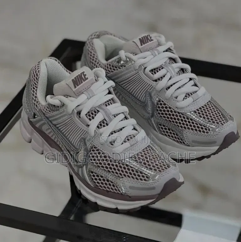 Unisex Nike Vomero 5 Retro Running Sneakers Silver/Mauve
Size 38-45