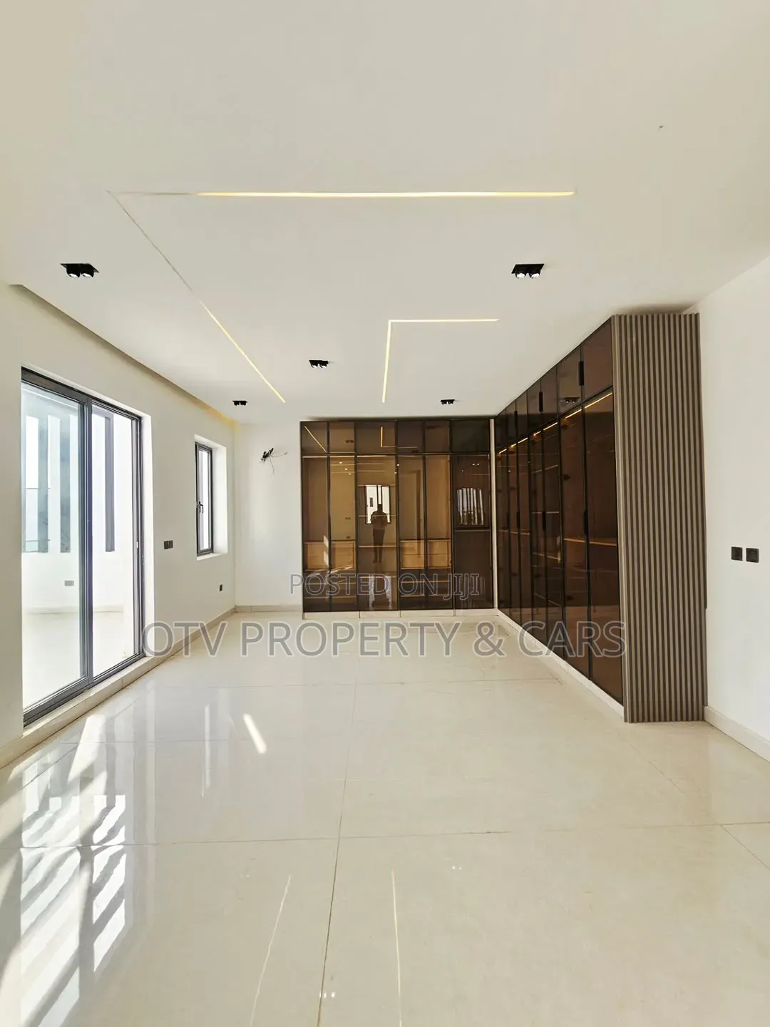 5bdrm Duplex in Banana Island for sale