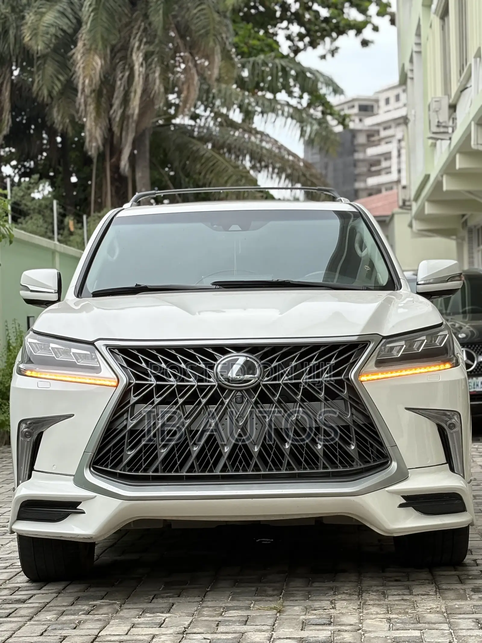 Lexus LX 570 AWD 2016 White