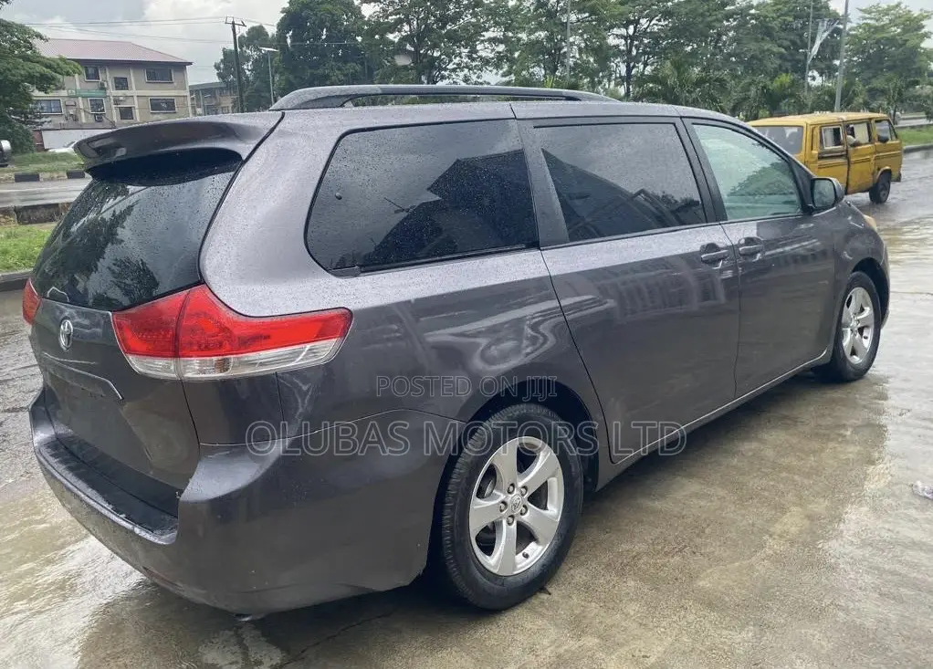 Toyota Sienna LE 7-Passenger 4dr Minivan AWD (3.5L 6cyl 6A) 2014 Gray
