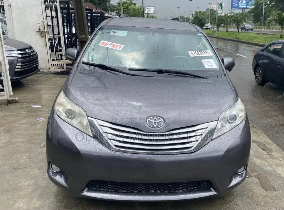Toyota Sienna LE 7-Passenger 4dr Minivan AWD (3.5L 6cyl 6A) 2014 Gray