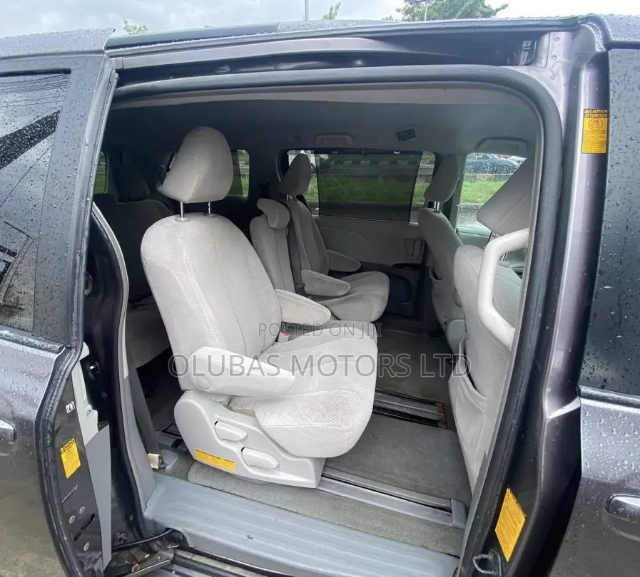 Toyota Sienna LE 7-Passenger 4dr Minivan AWD (3.5L 6cyl 6A) 2014 Gray