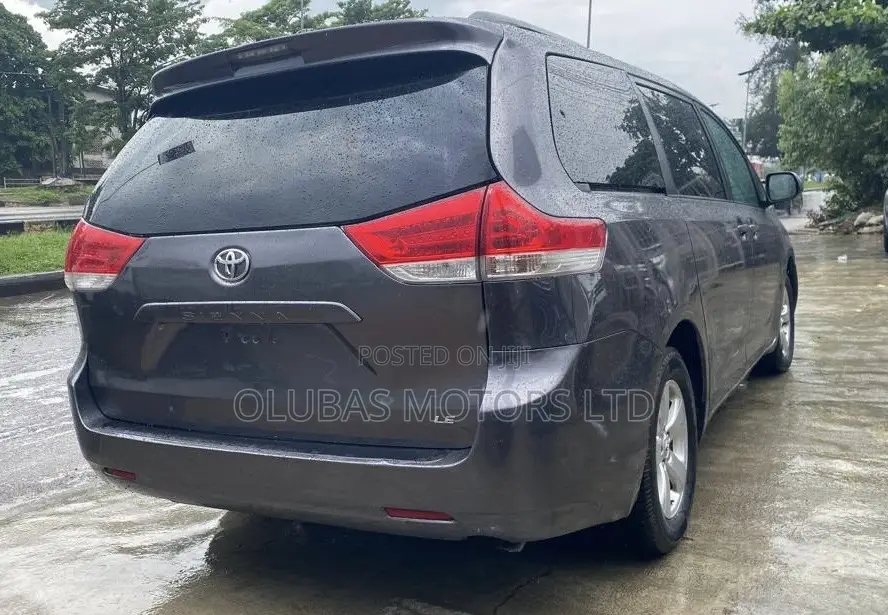 Toyota Sienna LE 7-Passenger 4dr Minivan AWD (3.5L 6cyl 6A) 2014 Gray