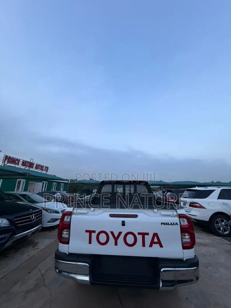 New Toyota Hilux 2025 White