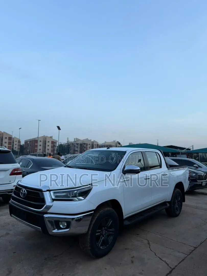 New Toyota Hilux 2025 White